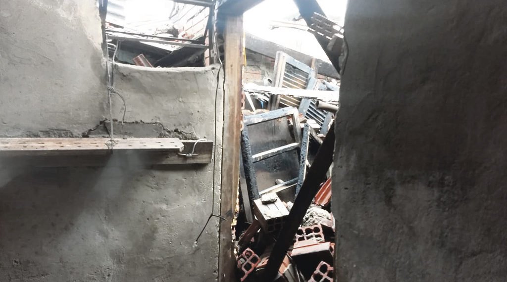 Bombeiros atenderam duas ocorrências de incêndios em menos de 12 horas durante o feriado 1 Bombeiros atenderam duas ocorrências de incêndios em menos de 12 horas durante o feriado