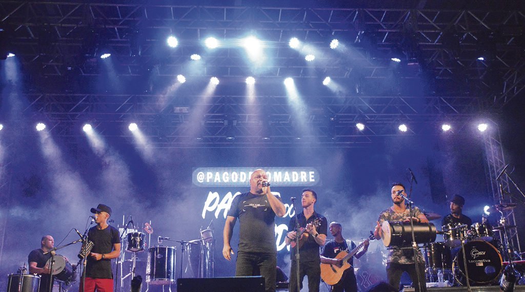 O grupo de Campo Bom que abriu o show do Dilsinho