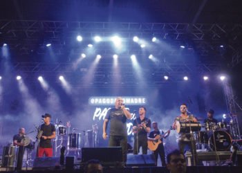 O grupo de Campo Bom que abriu o show do Dilsinho