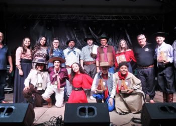 Menino de Uruguaiana vence Acampamentinho, abrindo a programação do Rodeio de Campo Bom