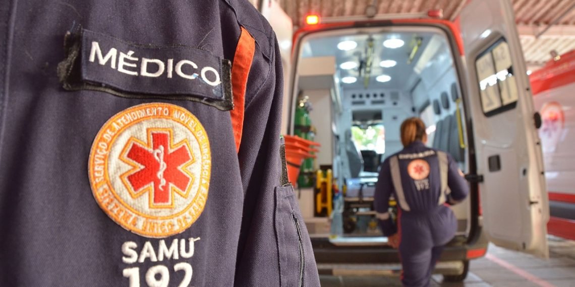 Após esfaquear companheira homem ateia fogo na própria casa e é linchado por vizinhos 1 Após esfaquear companheira homem ateia fogo na própria casa e é linchado por vizinhos