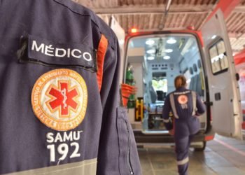 Após esfaquear companheira homem ateia fogo na própria casa e é linchado por vizinhos