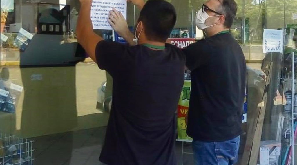 Após decreto, Prefeitura faz fiscalização em comércios e fecha estabelecimentos abertos