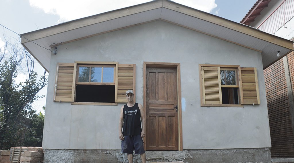 Aposentado consegue reconstruir casa destruída por incêndio com doações de campanha