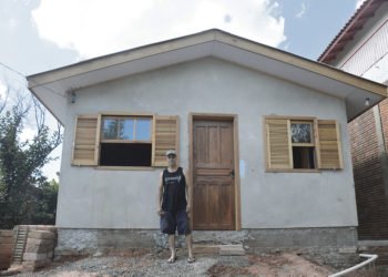 Aposentado consegue reconstruir casa destruída por incêndio com doações de campanha