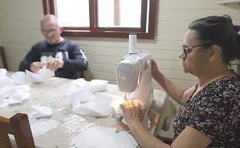 Trabalho voluntário: quase uma centena de costureiras dão forma a máscaras em Campo Bom