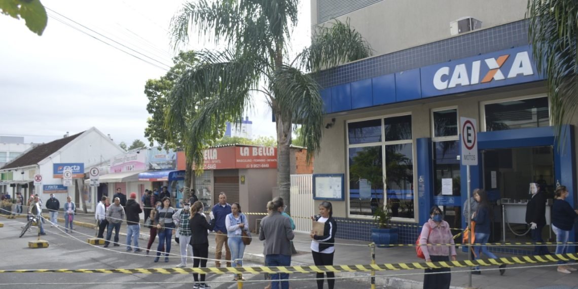 Saque de auxílio emergencial gera filas em Campo Bom