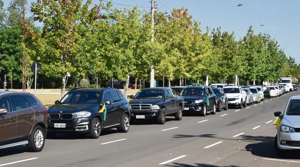 Empresários fazem carreata pedindo reabertura do comércio na cidade 1 Empresários fazem carreata pedindo reabertura do comércio na cidade