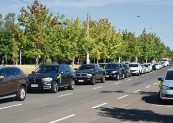 Empresários fazem carreata pedindo reabertura do comércio na cidade