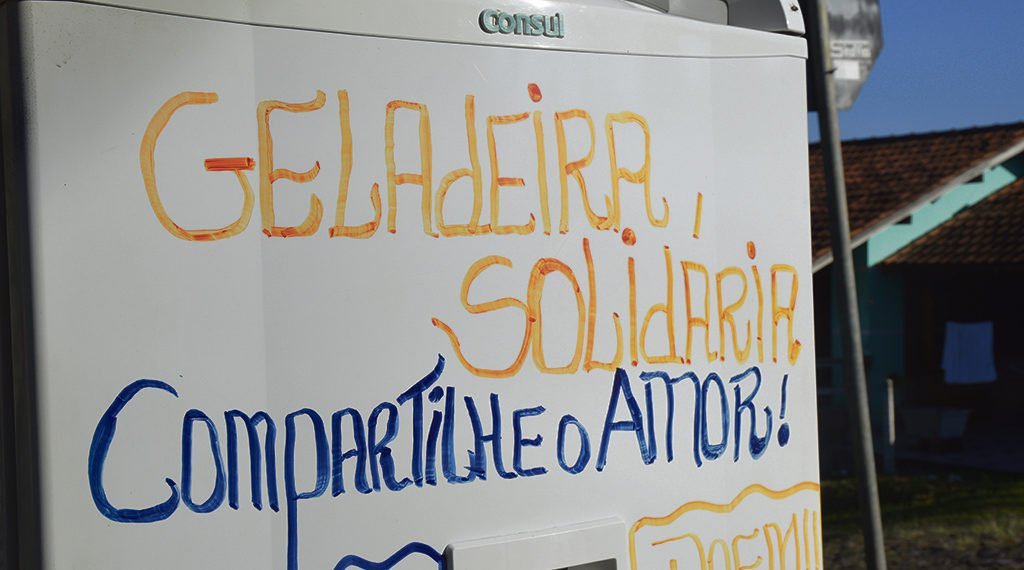 “Geladeira solidária” oferece comida de graça para moradores carentes 1 “Geladeira solidária” oferece comida de graça para moradores carentes