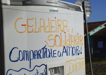 “Geladeira solidária” oferece comida de graça para moradores carentes