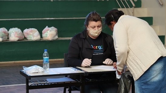 Alunos da rede municipal começam a receber kits de alimentação escolar