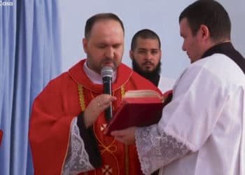 Missas na internet e ramos em frente das casas marcam início da Semana Santa