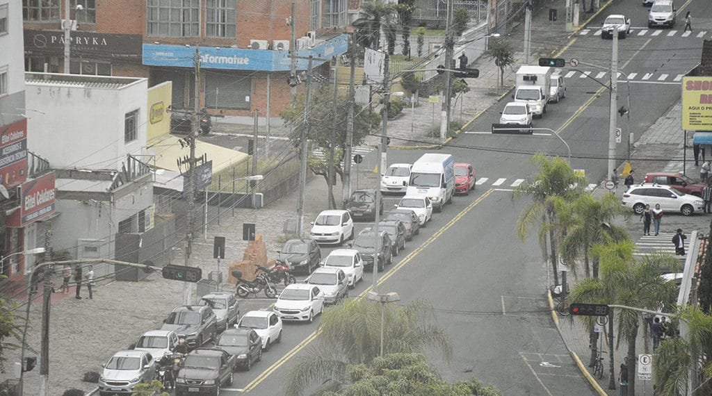 População ignora riscos de contágio e o movimento aumenta nas ruas