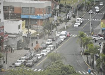 População ignora riscos de contágio e o movimento aumenta nas ruas