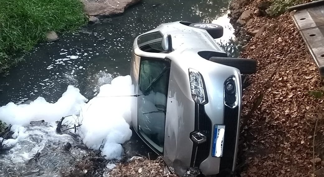 Automóvel cai dentro do Arroio Schmidt 1 Automóvel cai dentro do Arroio Schmidt