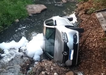 Automóvel cai dentro do Arroio Schmidt