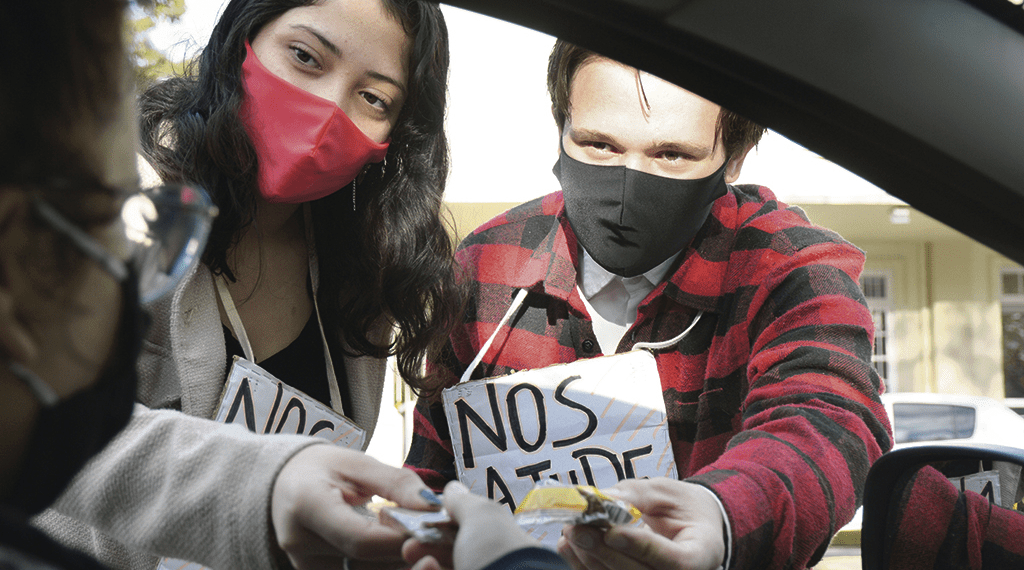 Casal vende paçoca no semáforo para pagar casamento