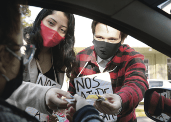 Casal vende paçoca no semáforo para pagar casamento