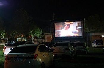 Cerca de 270 pessoas matam a saudade da telona no Drive-in Cine Sesc de Campo Bom