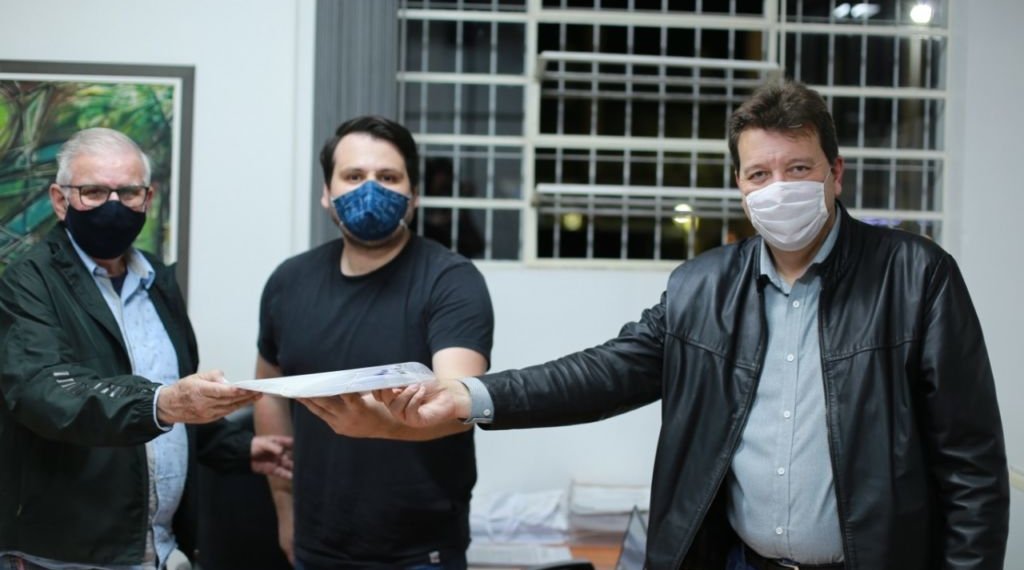 Prefeito entrega na Câmara os primeiros 25 pedidos de auxílio locatício de empresários 1 Prefeito entrega na Câmara os primeiros 25 pedidos de auxílio locatício de empresários