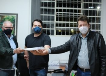 Prefeito entrega na Câmara os primeiros 25 pedidos de auxílio locatício de empresários