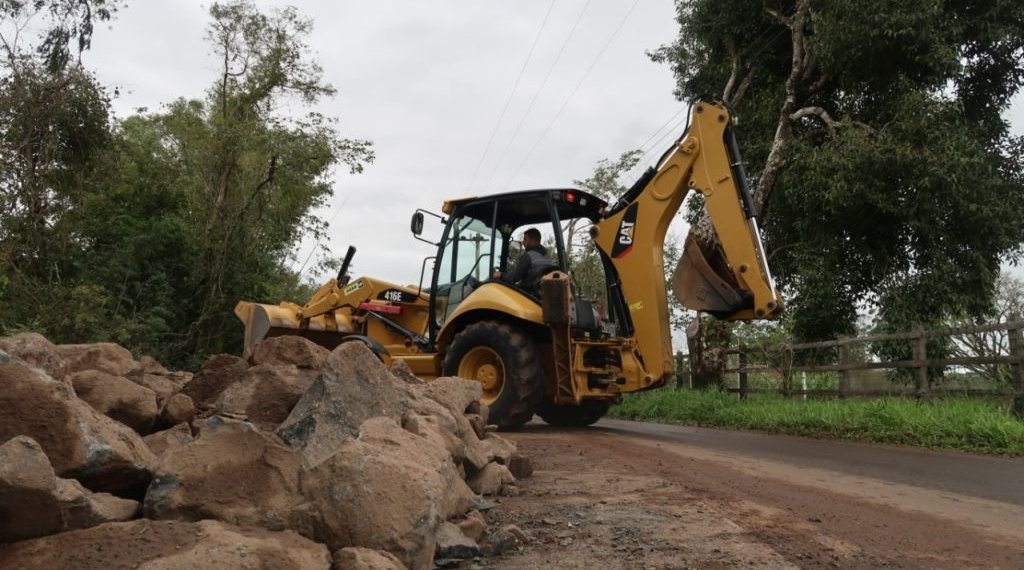 Alto volume de chuva causa erosão de 15 metros de extensão na Rua Pio XII, na Barrinha 1 Alto volume de chuva causa erosão de 15 metros de extensão na Rua Pio XII, na Barrinha