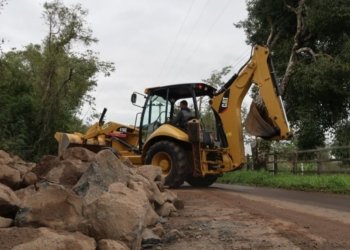 Alto volume de chuva causa erosão de 15 metros de extensão na Rua Pio XII, na Barrinha