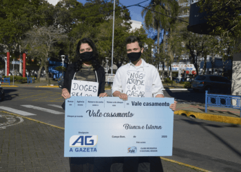 Final feliz: Noivos que vendiam paçoca em semáforo ganham festa