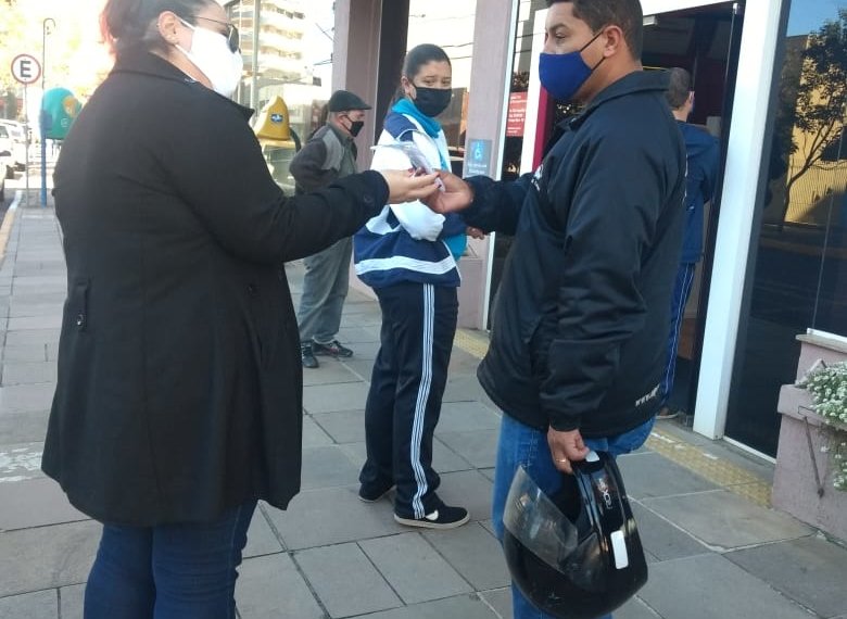CDL realizou entrega de máscaras no centro de Campo Bom
