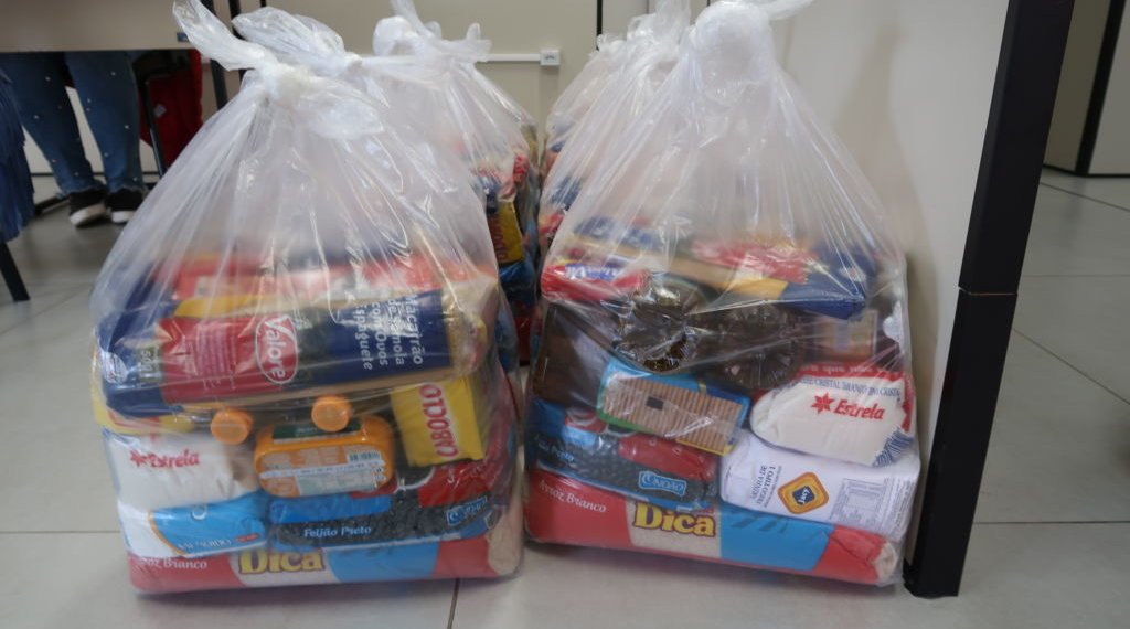 Entrega de cestas básicas no Ginásio Municipal ocorre em dias e horários específicos 1 Prefeitura vai entregar cestas básicas em casa para quem é de grupo de risco
