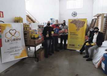 Instituto doa cestas básicas ao Lar Colmeia