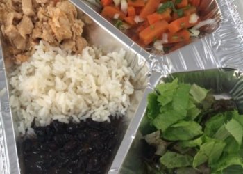 Comida pronta distribuída para alunos carentes de Campo Bom vai parar no lixo