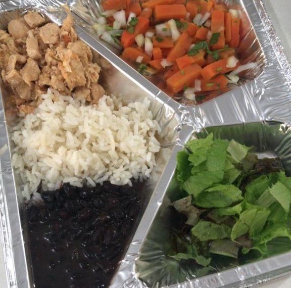 Comida pronta distribuída para alunos carentes de Campo Bom vai parar no lixo 1 Comida pronta distribuída para alunos carentes de Campo Bom vai parar no lixo