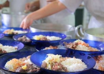 Alunos da rede municipal começam a receber kits de refeição