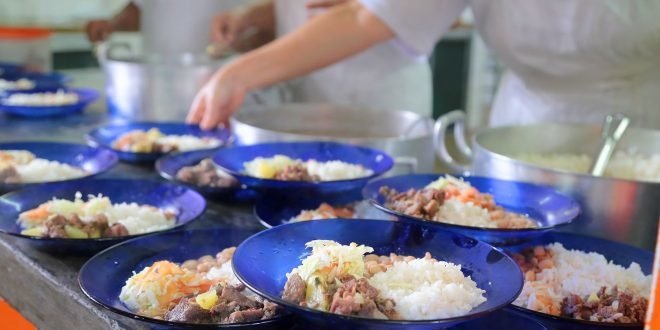 Alunos da rede municipal começam a receber kits de refeição 1 Alunos da rede municipal começam a receber kits de refeição