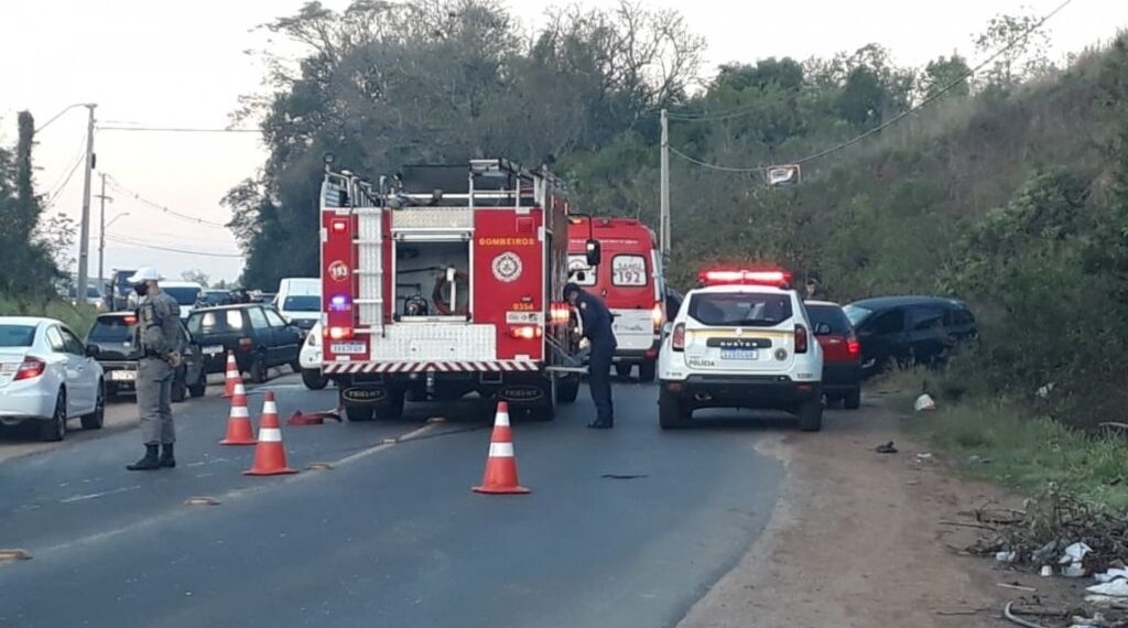 Acidente de trânsito deixa vítimas presas nas ferragens