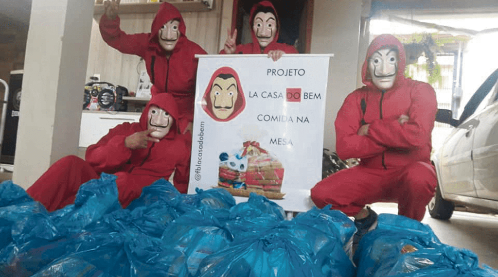 Voluntários se vestem como personagens da série ‘La Casa de Papel’ para fazer bem