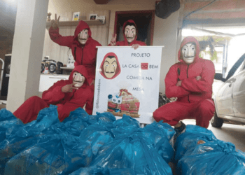 Voluntários se vestem como personagens da série ‘La Casa de Papel’ para fazer bem