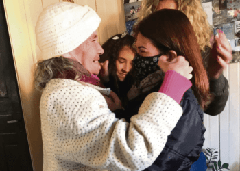 Idosa vive reencontro emocionado com a filha após 42 anos de separação