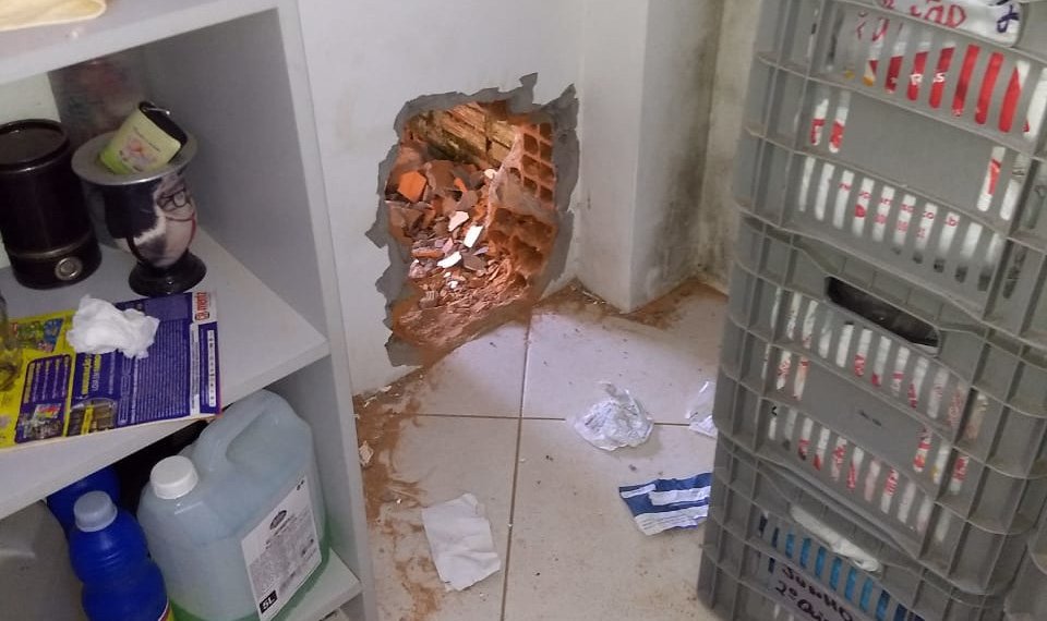 Criminosos fazem buraco na parede e roubam cofre de lotérica 1 Criminosos fazem buraco na parede e roubam cofre de lotérica