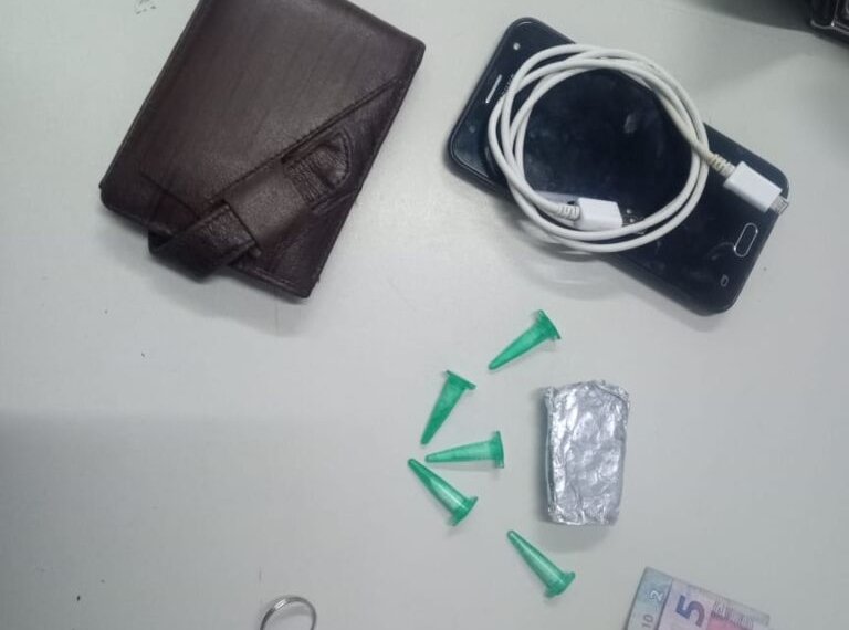 Homem é detido com drogas no Centro 1 Homem é detido com drogas no Centro