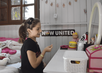 Aos 10 anos, com escoliose, Thiciany escolheu sorrir para a vida