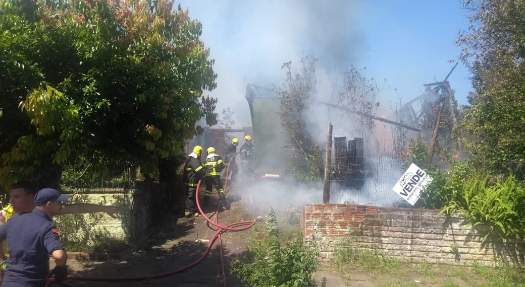 Bombeiros combatem incêndio em uma casa no centro 1 Bombeiros combatem incêndio em uma casa no centro