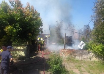Bombeiros combatem incêndio em uma casa no centro