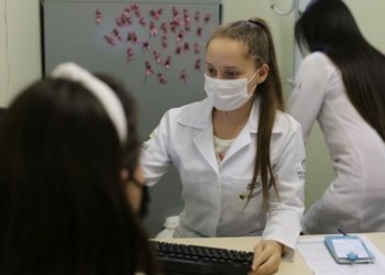 Alunos da Universidade Feevale colocam em prática conhecimento em unidades de saúde