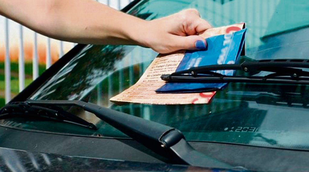 Candidatos não respeitam lei e seguem colocação de santinhos em veículos estacionados em vias públicas 1 Candidatos não respeitam lei e seguem colocação de santinhos em veículos estacionados em vias públicas