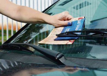 Candidatos não respeitam lei e seguem colocação de santinhos em veículos estacionados em vias públicas