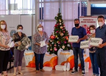 Em comemoração aos seus 25 anos, Schutz doa calçados e roupas de cama à comunidade campo-bonense