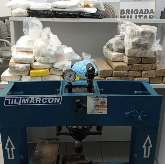 Três pessoas são presas com mais de 40kg de drogas 1 Três pessoas são presas com mais de 40kg de drogas